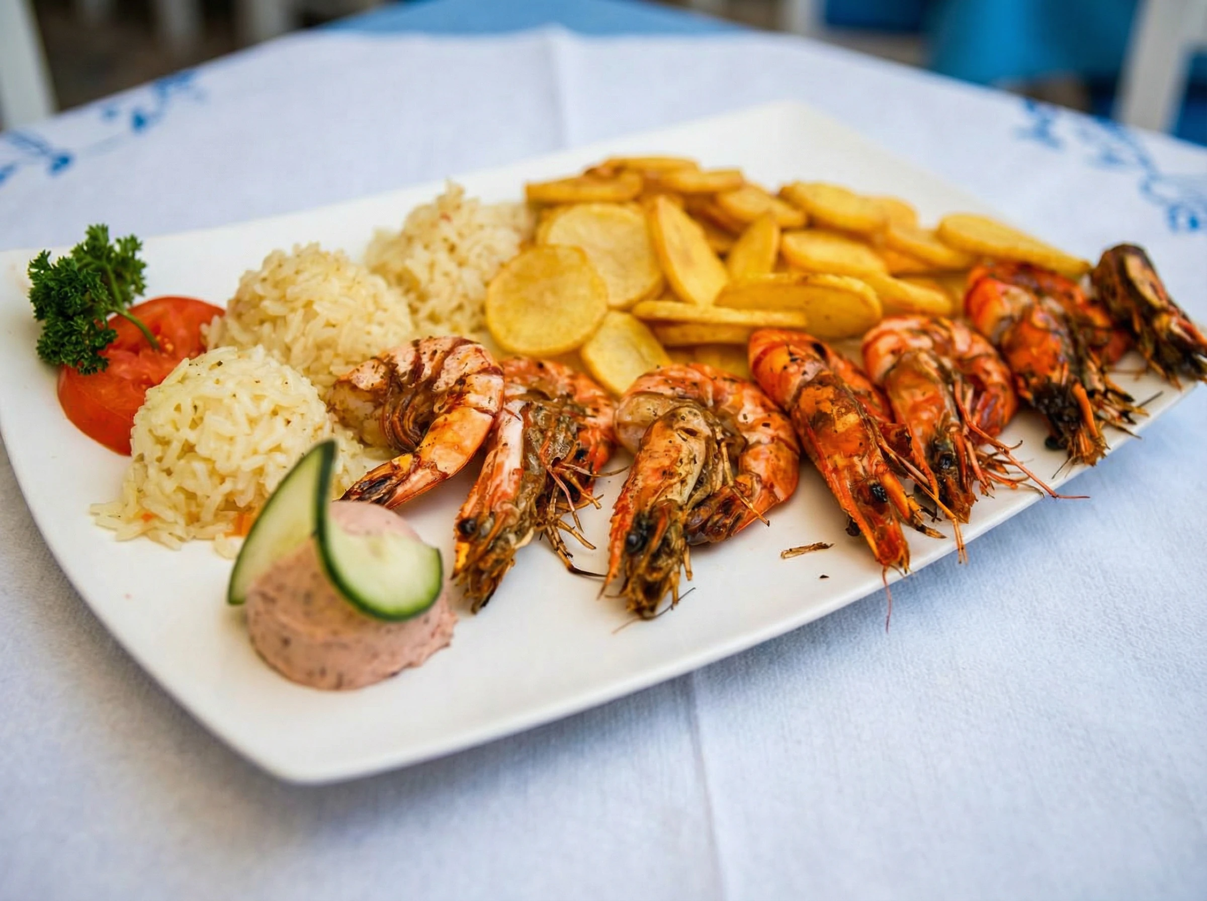 Gegrilltes Fischgericht auf einem Teller